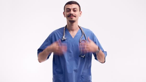 Ritratto Bel Giovane Medico Arabo Fiducioso Con Baffi Fantasia Blu — Video Stock