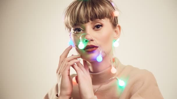 Mode Helles Porträt Der Schönen Blonden Frau Mit Weihnachtsbeleuchtung Auf — Stockvideo