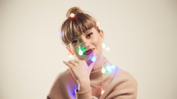 Moda Ritratto Luminoso Bella Donna Bionda Con Luci Natale Sulla — Video Stock