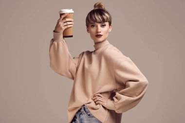Güzel seksi sarışın hipster kadın portresi ile kahve. Stüdyo çekimi