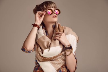 Güzel seksi sarışın hippi kadın canlı gözlüklü portresi. Stüdyo çekimi