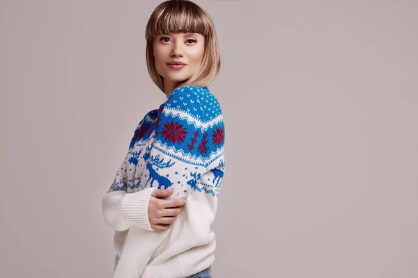 Ritratto Bella Donna Bionda Con Capelli Corti Maglione Natale Studio — Foto Stock