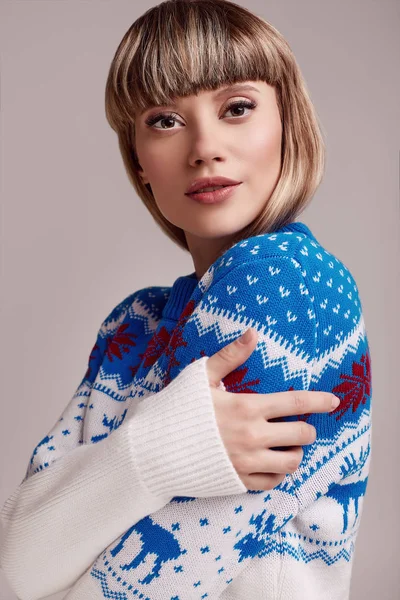 Ritratto Bella Donna Bionda Con Capelli Corti Maglione Natale Studio — Foto Stock