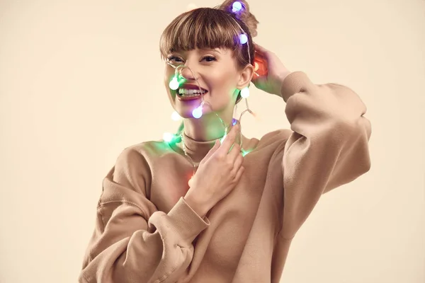 Moda Brilhante Retrato Positivo Bela Mulher Loira Com Luzes Natal — Fotografia de Stock
