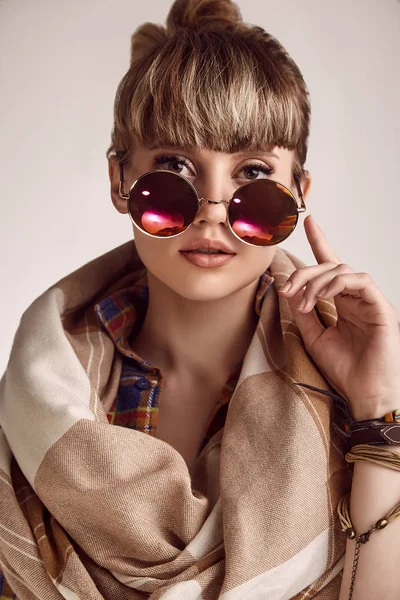 Retrato Bela Mulher Hippie Loira Glamour Com Óculos Vívidos Estúdio — Fotografia de Stock