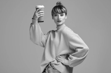 Güzel seksi sarışın hipster kadın portresi ile kahve. Stüdyo çekimi