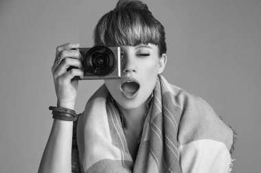 Güzel seksi sarışın hippi kadın alarak resim fotoğraf makinesinde portresi. Stüdyo çekimi