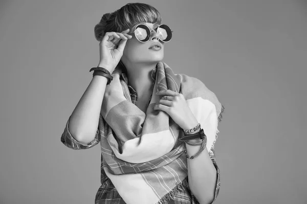 Porträtt Vackra Glamour Blond Hippie Kvinna Med Levande Glasögon Studio — Stockfoto