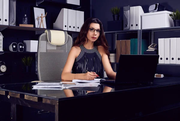 ファッション スーツと眼鏡をスタイリッシュなブラック パソコン デスク勤務の若い美しい女性の肖像画 — ストック写真
