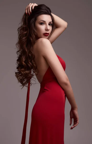 Портрет Великолепной Молодой Сексуальной Брюнетки Вьющимися Волосами Красном Платье Позирующей — стоковое фото