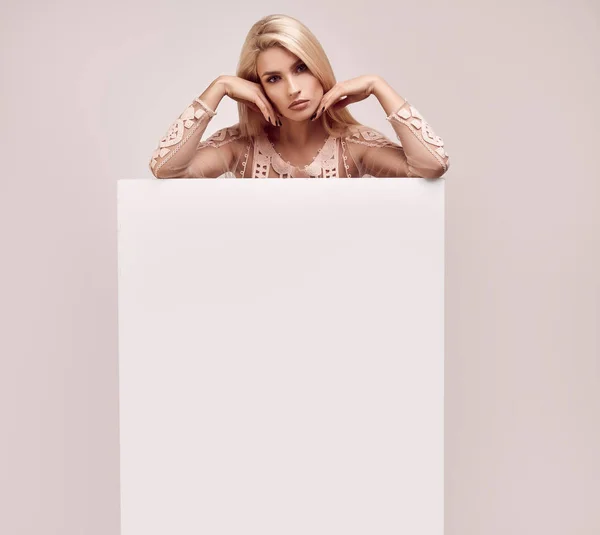 Retrato Mulher Loira Linda Segurando Cartaz Branco Isolado Fundo Branco — Fotografia de Stock