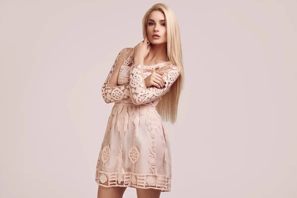 Porträtt Underbar Sensuell Blond Kvinna Mode Rosa Klänning Poserar Vit — Stockfoto