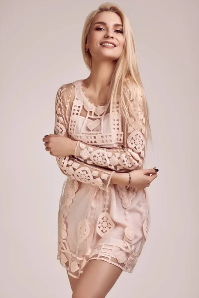Porträtt Underbar Sensuell Blond Kvinna Mode Rosa Klänning Poserar Vit — Stockfoto