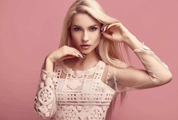 Porträtt Underbar Sensuell Blond Kvinna Mode Klä Poserar Rosa Bakgrund — Stockfoto