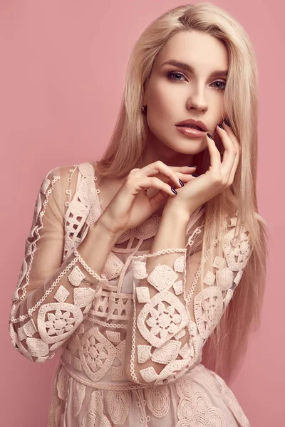 Porträt Einer Wunderschönen Sinnlichen Blonden Frau Modekleid Die Auf Rosa — Stockfoto