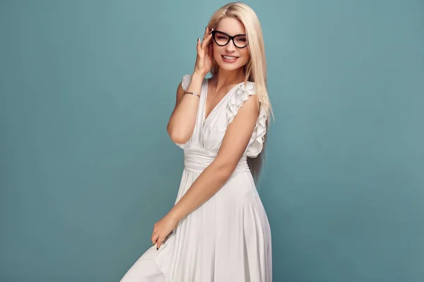 Retrato Mulher Loira Sensual Lindo Moda Vestido Branco Óculos Posando — Fotografia de Stock