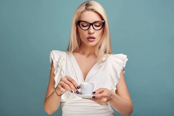 Portret Przepiękny Zmysłowy Blond Kobieta Sukni Moda Białe Okulary Filiżankę — Zdjęcie stockowe