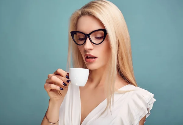 Портрет Великолепной Чувственной Блондинки Моде Белое Платье Очки Чашкой Кофе — стоковое фото