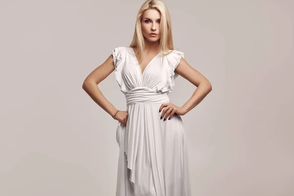 Porträtt Underbar Sensuell Blond Kvinna Mode Antik Vit Klänning Isolerade — Stockfoto