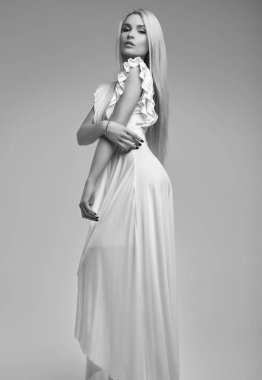 Parlak studio arka plan üzerinde izole moda antik beyaz elbise muhteşem şehvetli sarışın kadın portresi