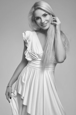 Parlak studio arka plan üzerinde izole moda antik beyaz elbise muhteşem şehvetli sarışın kadın portresi