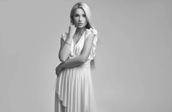 华丽的感性金发碧眼的女人的肖像在时尚古董白色礼服隔离在明亮的演播室背景 — 图库照片