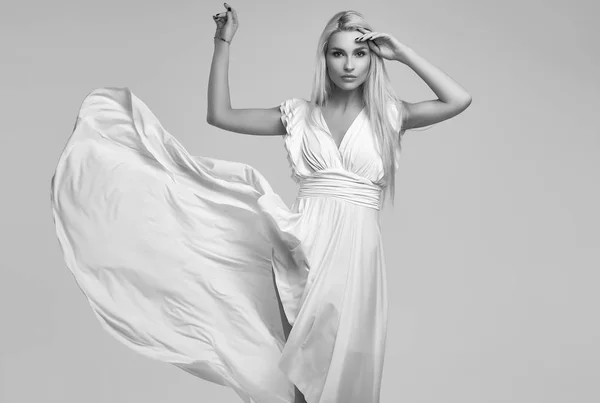 Porträtt Underbar Sensuell Blond Kvinna Mode Antik Vit Klänning Isolerade — Stockfoto
