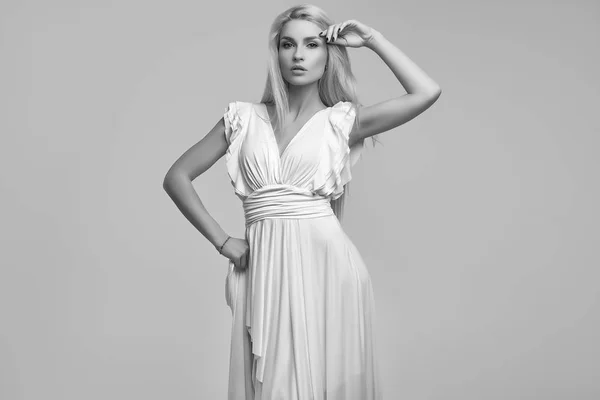 Портрет Великолепной Чувственной Блондинки Моде Антикварное Белое Платье Изолированы Ярком — стоковое фото