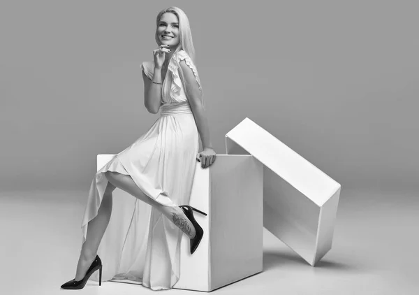 Porträtt Underbar Sensuell Blond Kvinna Mode Vit Klänning Poserar Stor — Stockfoto