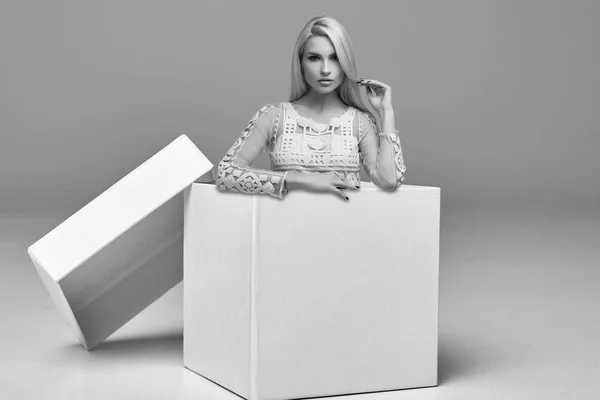 Porträtt Underbar Sensuell Blond Kvinna Mode Rosa Klänning Poserar Stor — Stockfoto
