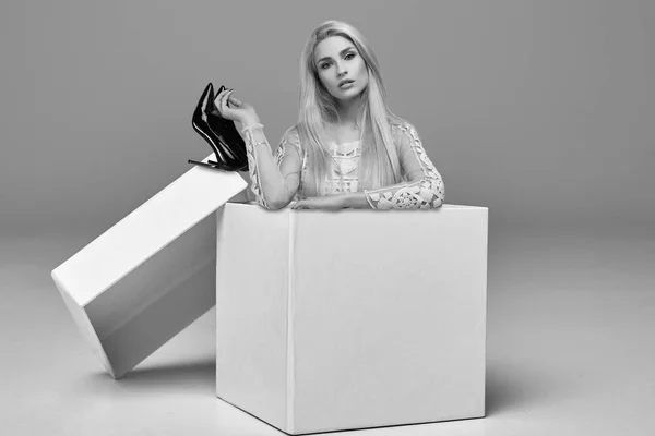 Porträtt Underbar Sensuell Blond Kvinna Mode Rosa Klänning Poserar Stor — Stockfoto