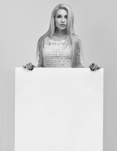 Porträtt Gorgeous Blond Kvinna Håller Tom Skylt Isolerad Vit Bakgrund — Stockfoto
