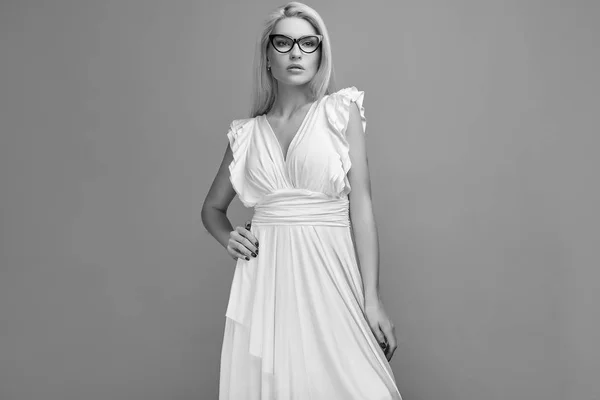 Portrait Magnifique Femme Blonde Sensuelle Mode Robe Blanche Lunettes Posant — Photo