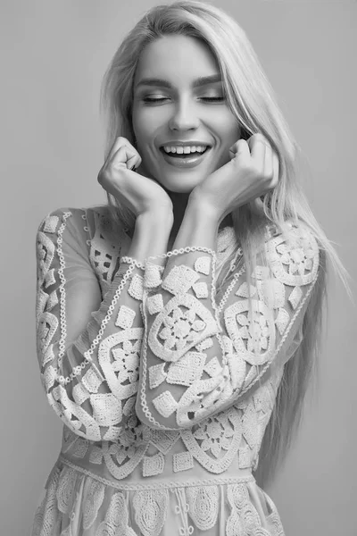 Портрет Великолепной Чувственной Блондинки Модном Платье Позирует Розовом Фоне Студии — стоковое фото