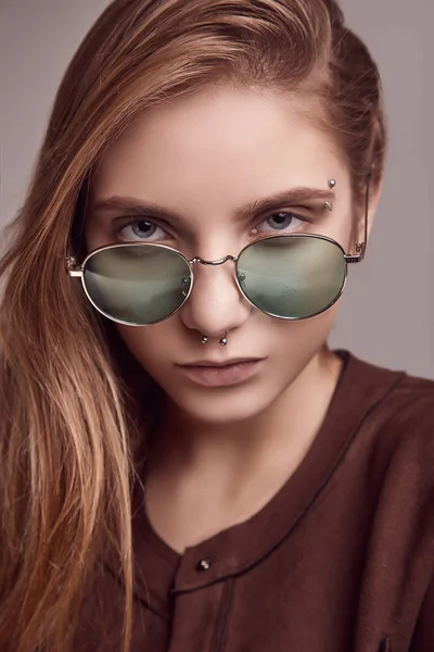 Retrato Menina Adolescente Bonito Jaqueta Moda Óculos Cor Posando Fundo — Fotografia de Stock