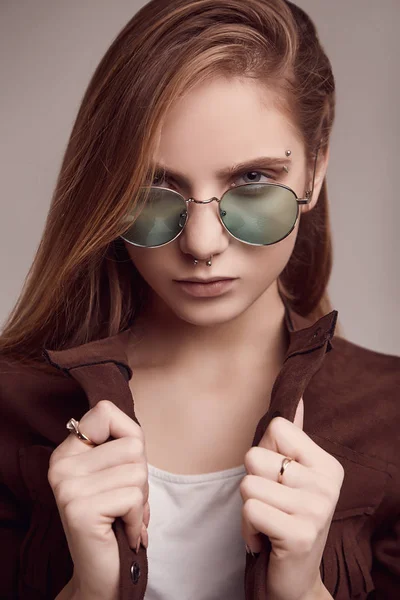 Retrato Menina Adolescente Bonito Jaqueta Moda Óculos Cor Posando Fundo — Fotografia de Stock