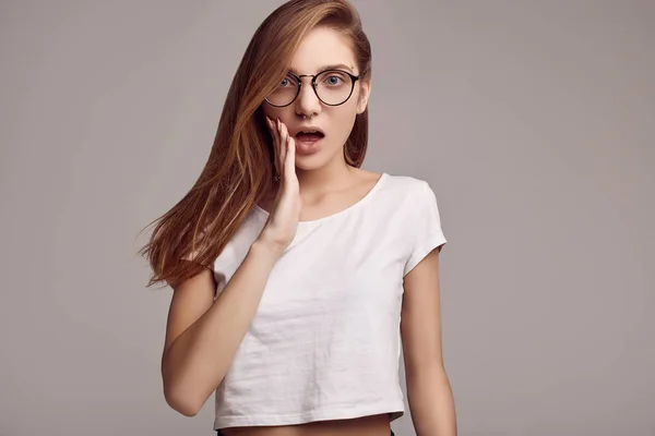 Beyaz Gömlek Gri Arka Plan Üzerinde Poz Gözlük Sevimli Genç — Stok fotoğraf