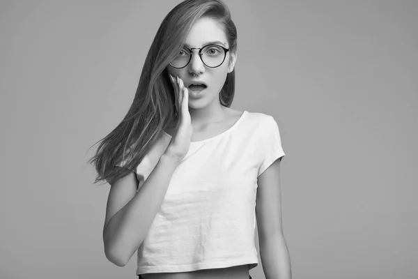 Retrato Una Linda Adolescente Con Camisa Blanca Gafas Posando Sobre — Foto de Stock