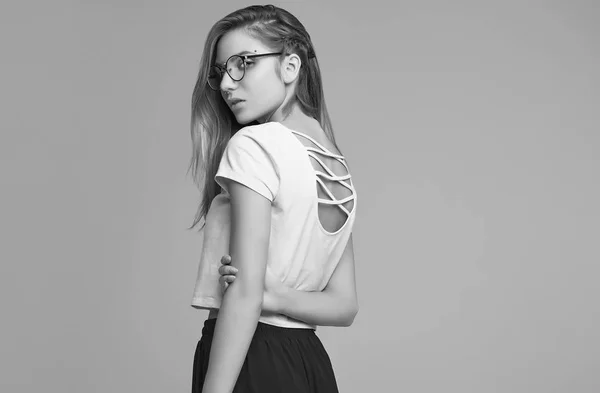 셔츠와 배경에 안경에 귀여운 소녀의 초상화 스튜디오 — 스톡 사진
