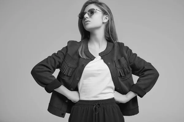 Портрет Милої Дівчини Підлітка Модній Куртці Кольорових Окулярах Позують Сірому — стокове фото