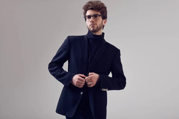 Retrato Moda Hombre Elegante Guapo Con Pelo Rizado Usando Traje —  Fotos de Stock