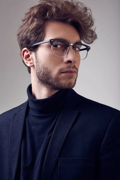 Retrato Moda Hombre Elegante Guapo Con Pelo Rizado Usando Traje — Foto de Stock