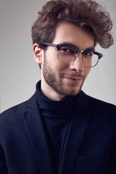 Retrato Moda Homem Elegante Bonito Com Cabelo Encaracolado Vestindo Terno — Fotografia de Stock