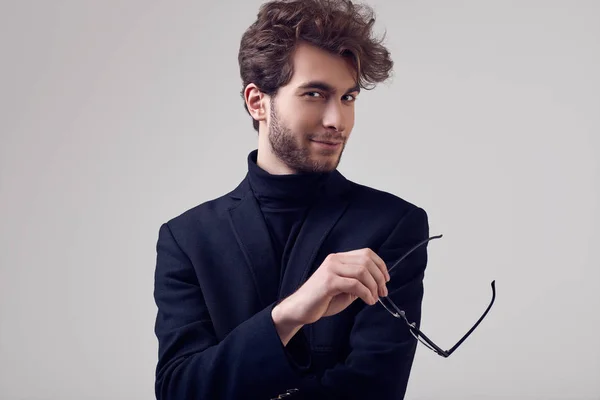 Retrato Moda Homem Elegante Bonito Com Cabelo Encaracolado Vestindo Terno — Fotografia de Stock