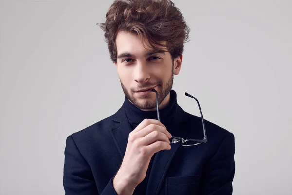 Retrato Moda Homem Elegante Bonito Com Cabelo Encaracolado Vestindo Terno — Fotografia de Stock