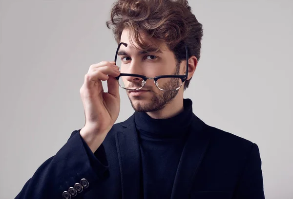 Módní Portrét Pohledný Elegantní Muž Kudrnatými Vlasy Nosí Oblek Brýle — Stock fotografie