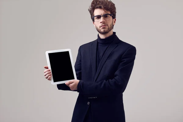 Retrato Moda Homem Elegante Bonito Com Cabelo Encaracolado Vestindo Terno — Fotografia de Stock