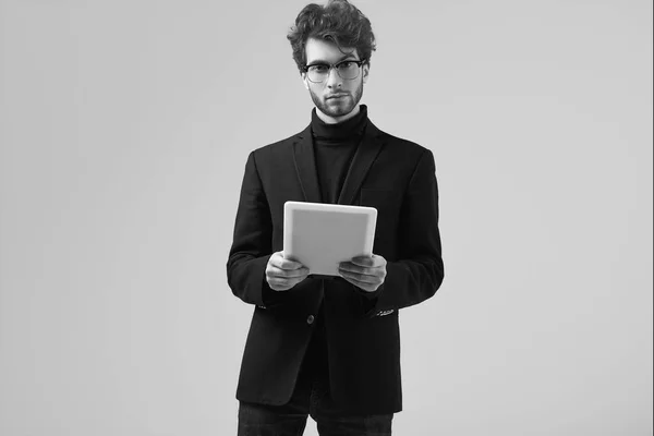 Retrato Moda Homem Elegante Bonito Com Cabelo Encaracolado Vestindo Terno — Fotografia de Stock