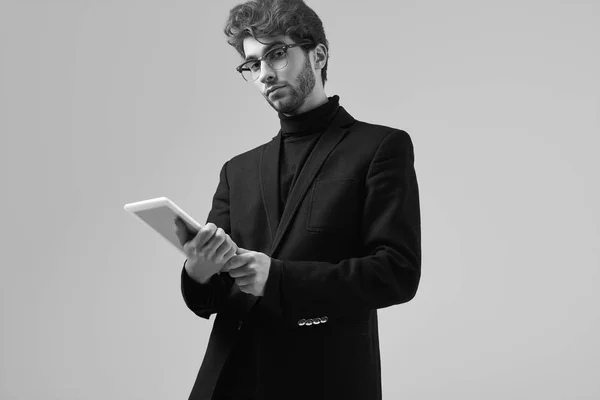 Retrato Moda Homem Elegante Bonito Com Cabelo Encaracolado Vestindo Terno — Fotografia de Stock