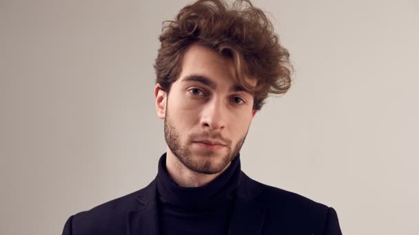 Retrato Moda Homem Elegante Bonito Com Cabelo Encaracolado Vestindo Terno — Vídeo de Stock